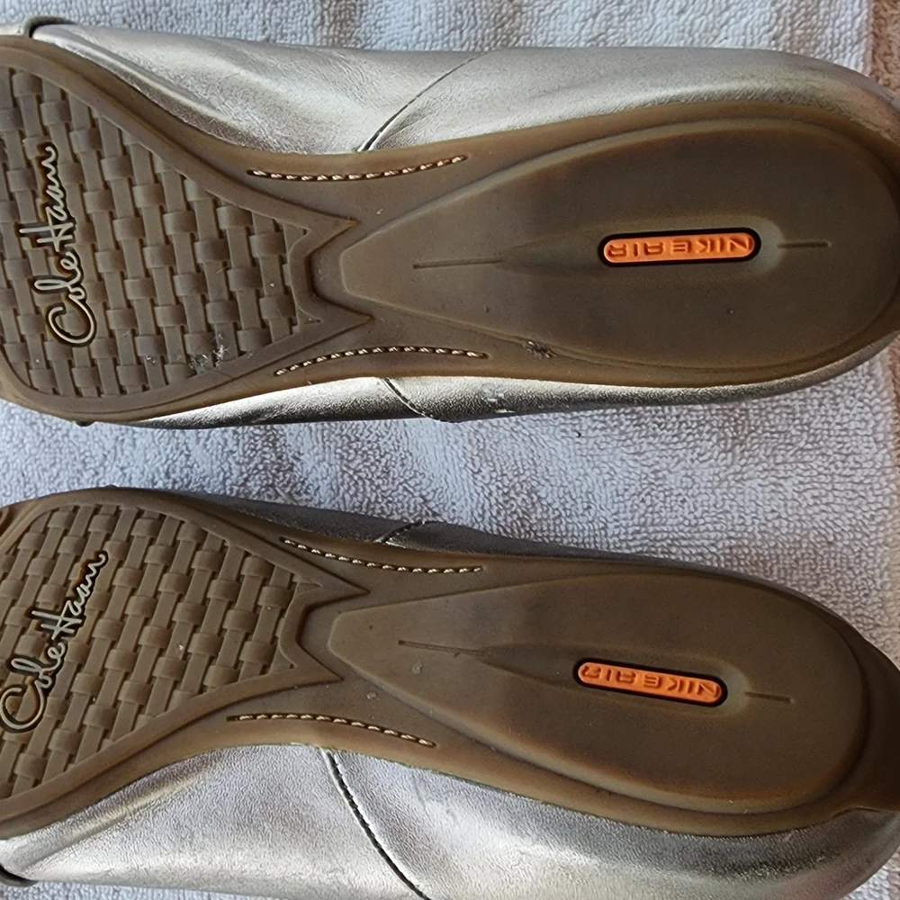 Cole Haan Leather Sleek Elegant Toeless Shoes Light Gold Flat Classy Design - Picture 2 of 7